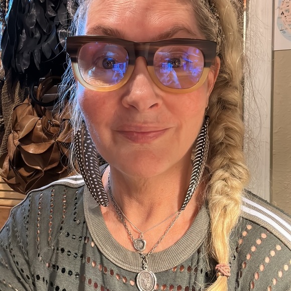 🪶Brownie black and ivory 5.5” long FEATHER EARRINGS. Ivory colored zebra stripe - Picture 7 of 8